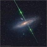 تصویر نجومی روز ناسا: یک شهاب در برابر یک کهکشان