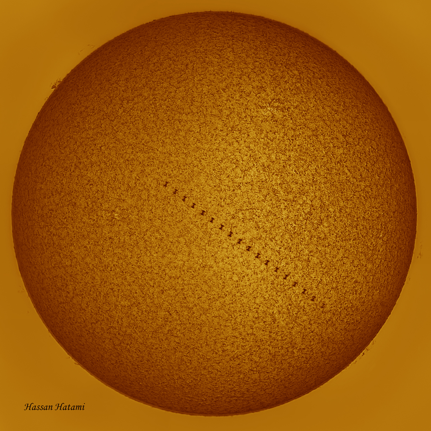 گذر ISS  از مقابل خورشید