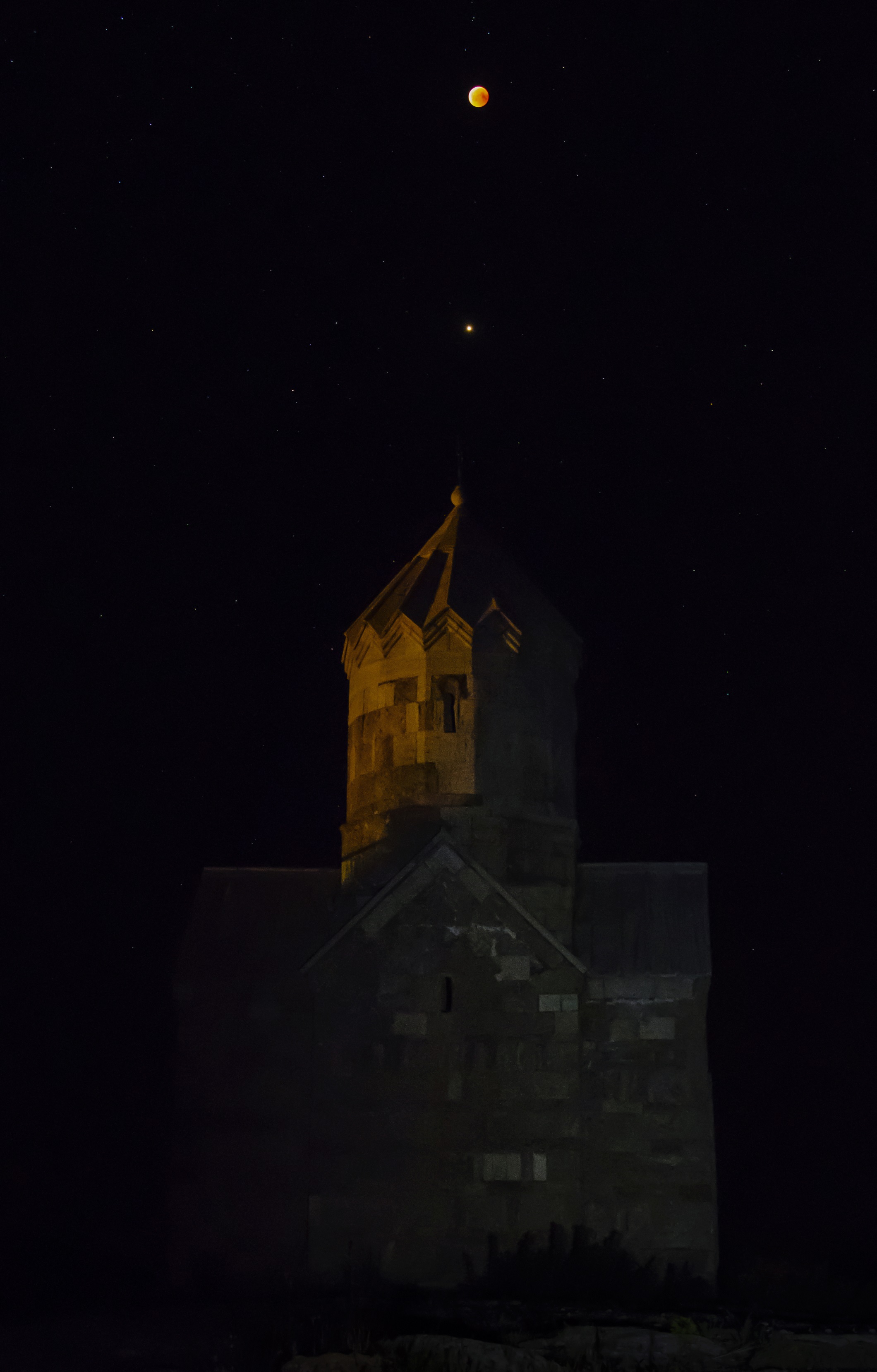 ماه سرخ  بر بالای کلیسای زور زور  در ماکو