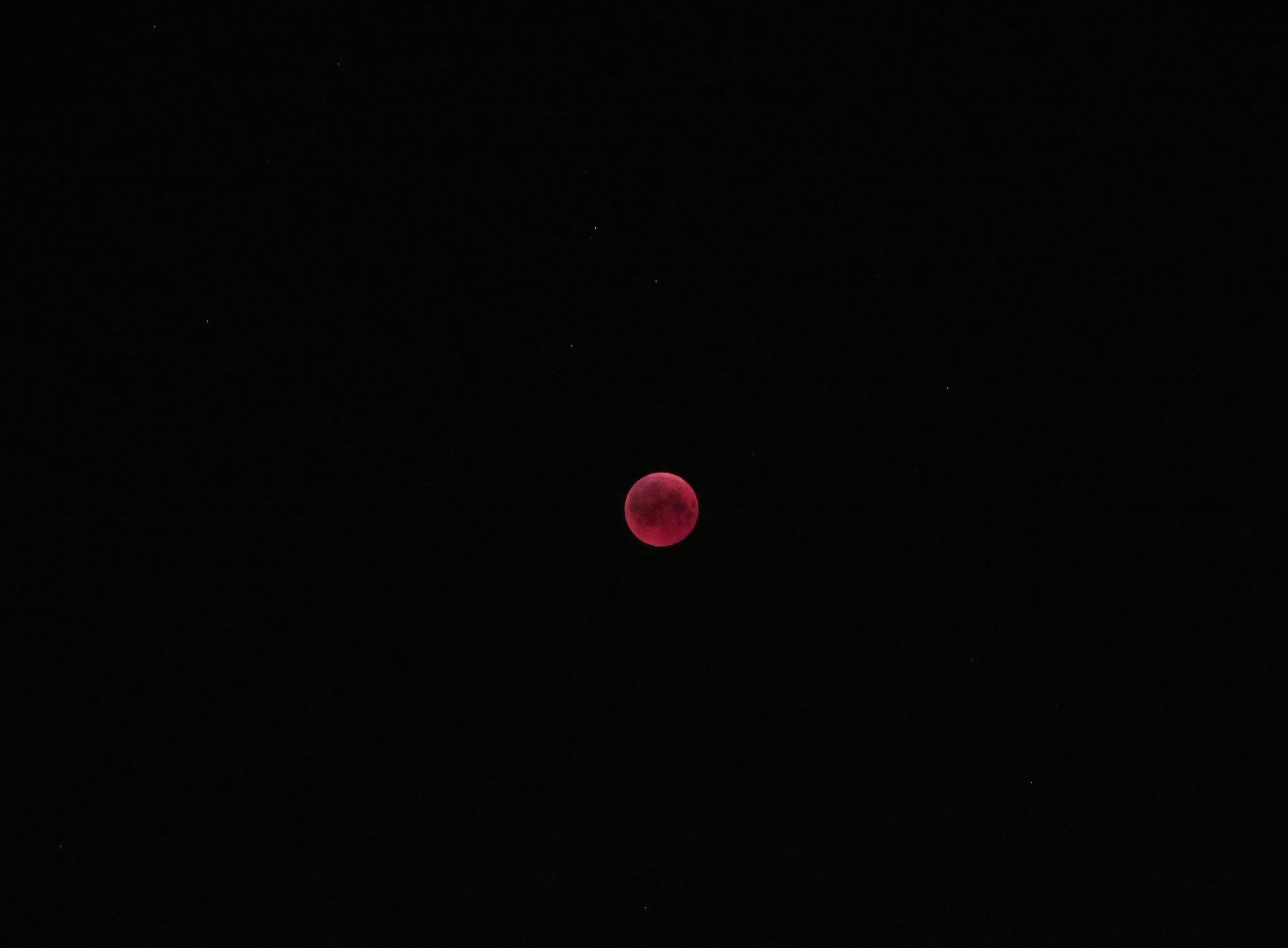ماه سرخ در میان صورت فلکی جدی