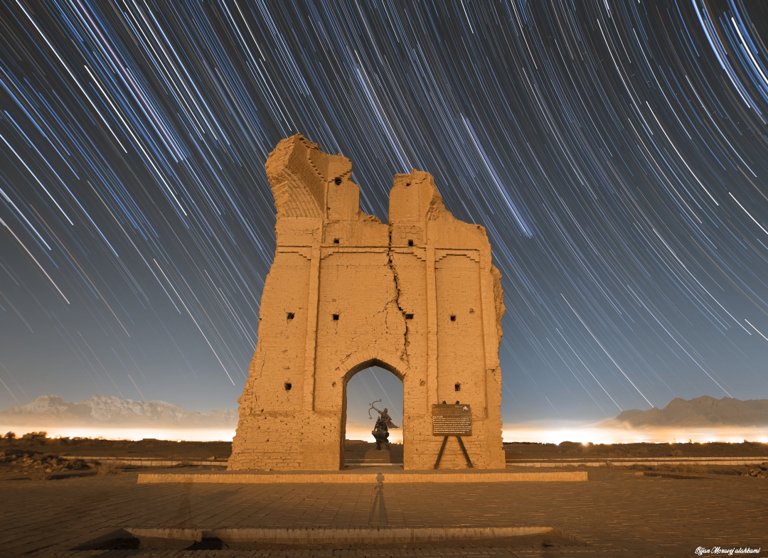 Title: Long exposure of winter stars over the farafer gate