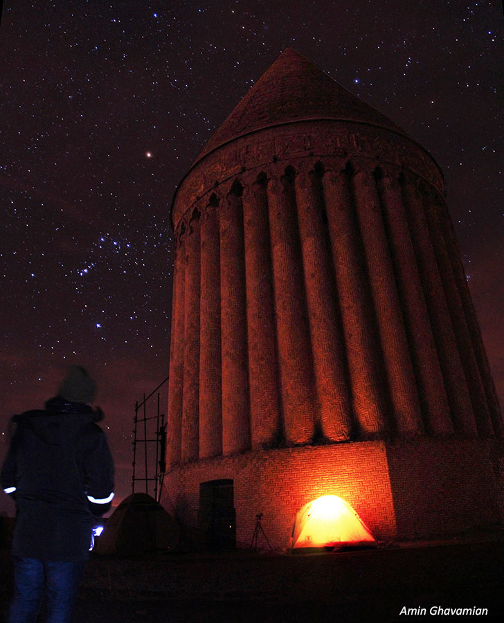 اسمان شب بر فراز  برج نجومی- باستانی رادکان