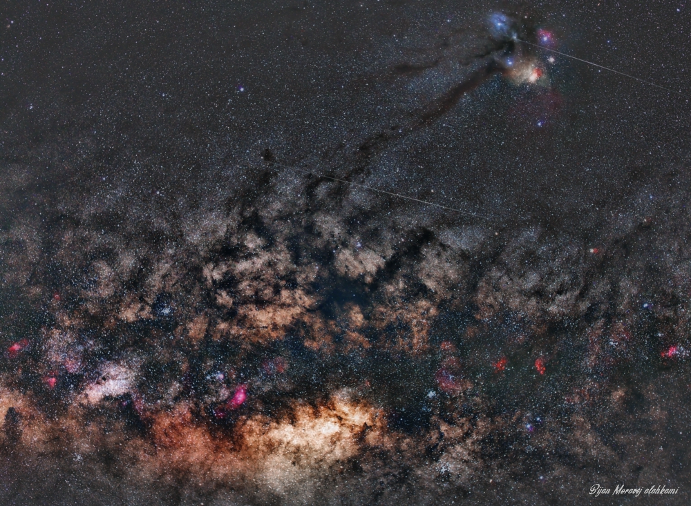 In this image, the central part of the Milky Way, with its many nebulae as well as the colorful nebulae around it, can be seen