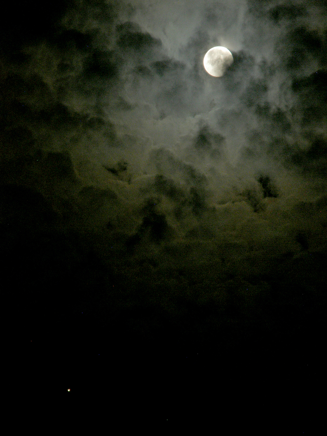 مریخ درخشان کنار ماه گرفته و ابر