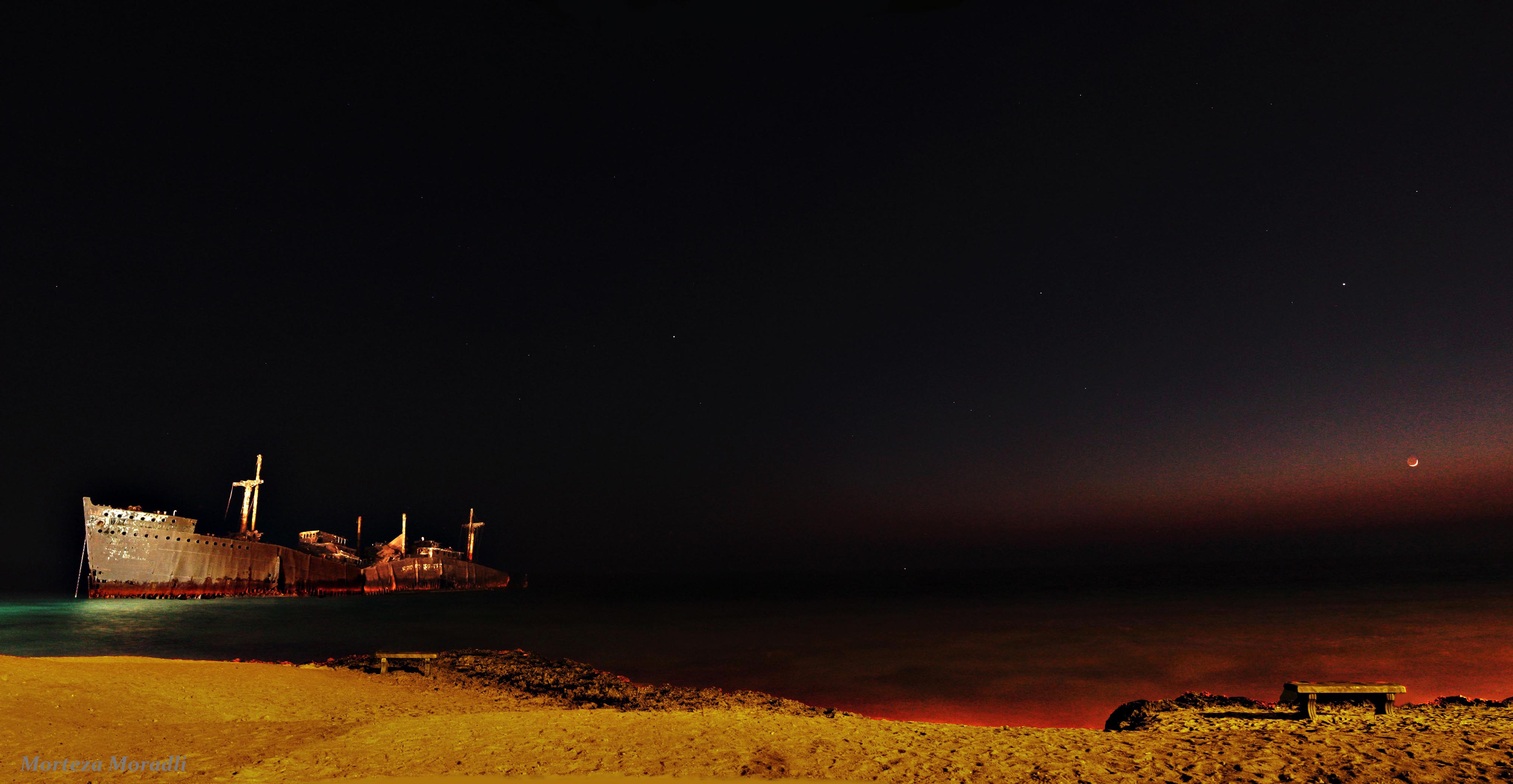 هلال ماه نو و کشتی یونانی