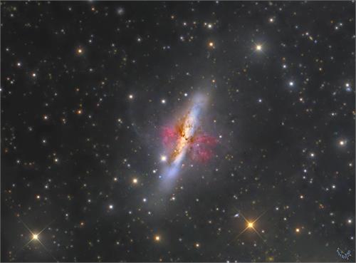 M82: کهکشان انفجاری به همراه اَبَرباد