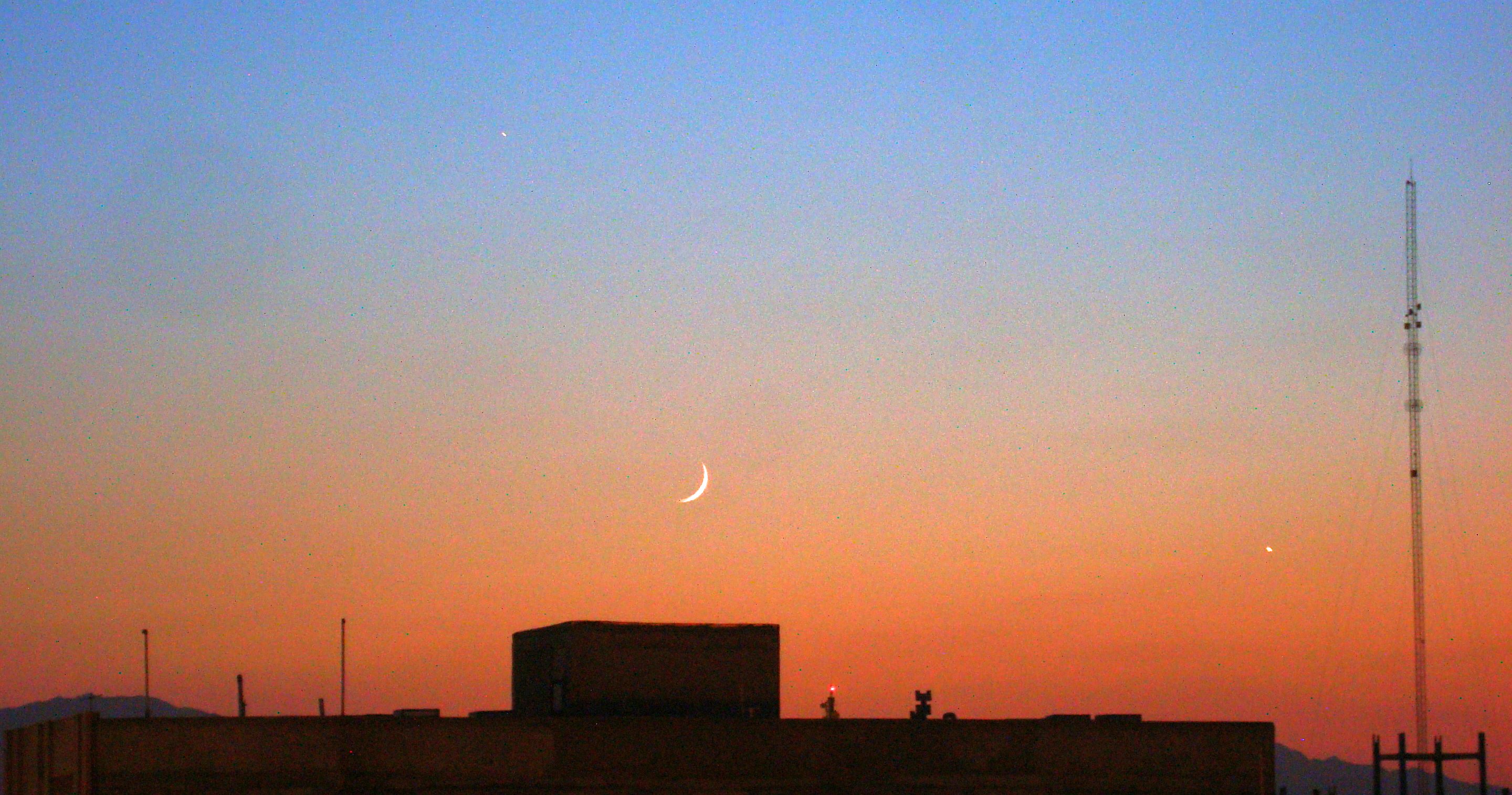مقارنه هلال ماه نو ذوالقعده با عطارد و زهره