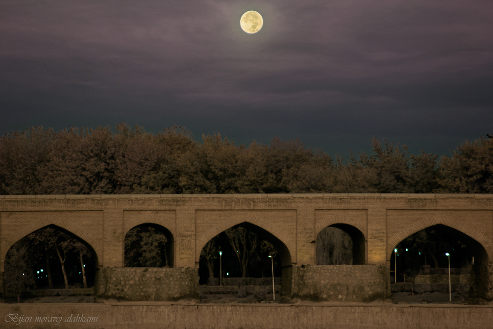 غروب ابر ماه بر فراز پل تاریخی مارنان