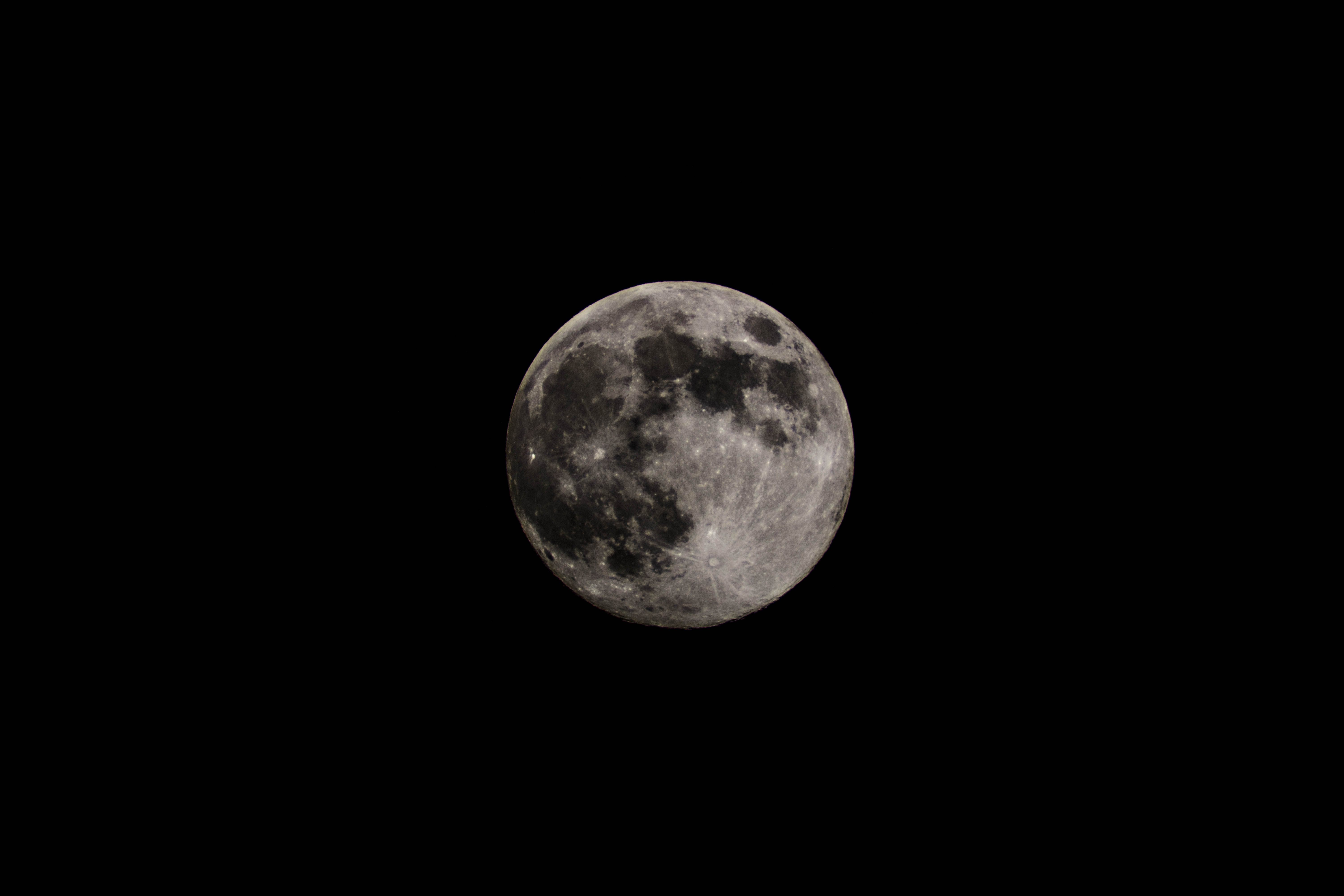 عکاسی از ماه کامل با دوربین عکاسی به همراه تلسکوپ